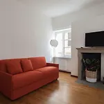 Casa Del Vicolo: 2br With Easy Excursion Access Apartment *