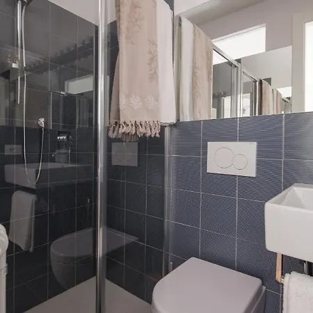 Casa Del Vicolo: 2br With Easy Excursion Access Apartment