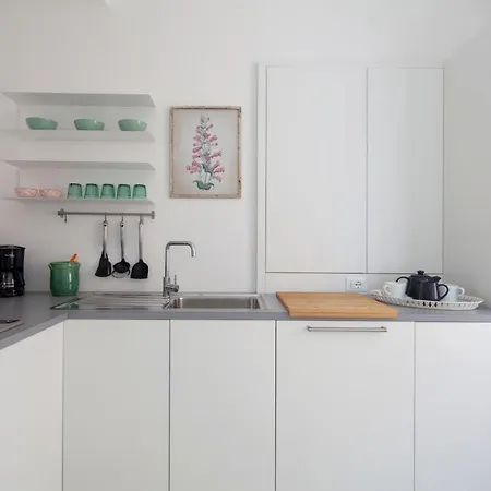 Casa Del Vicolo: 2br With Easy Excursion Access Apartment *